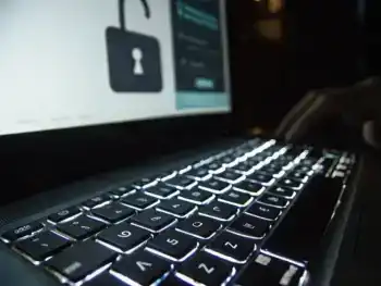 Teclado de computadora iluminado en un ambiente oscuro, con fondo de cerraduras de seguridad. Las teclas muestran desgaste y se destacan con sombras marcadas.