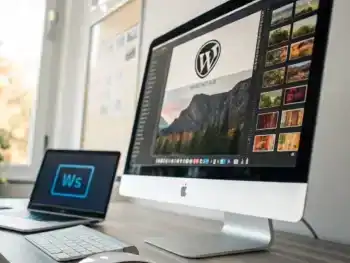 Primerísimo primer plano de una pantalla de computadora mostrando un icono digital optimizado sobre un fondo del panel de WordPress minimalista, con colores vivos y sombras pronunciadas, representando la optimización y eficiencia del sitio web.