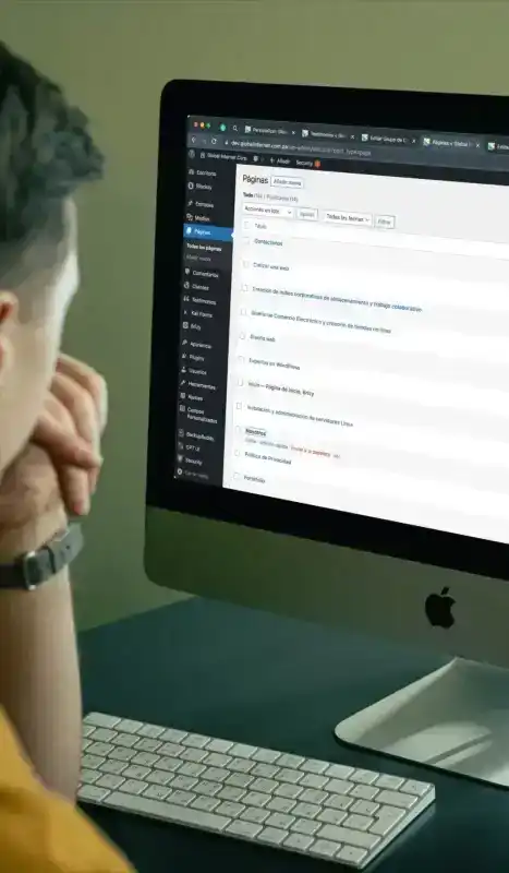 mockuuups-mockup-of-user-staring-at-his-imac-when-working soporte técnico wordpress,mantenimiento de sitios wordpress,soporte wordpress,mantenimiento de paginas wordpress,soporte técnico woocommerce